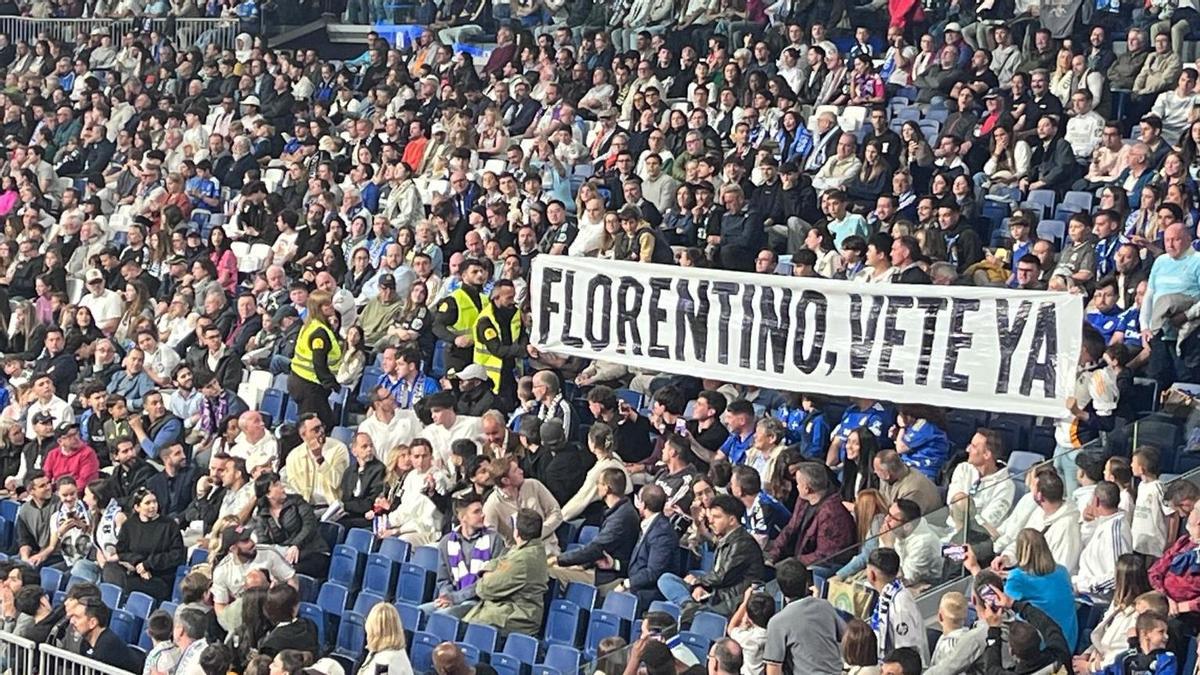 Protesta en el Santiago Bernabéu con miles de pañuelos blancos